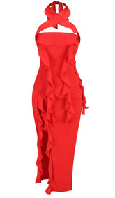 TRÄGERLOSES MIDIKLEID MIT RÜSCHEN UND SCHLITZ IN ROT